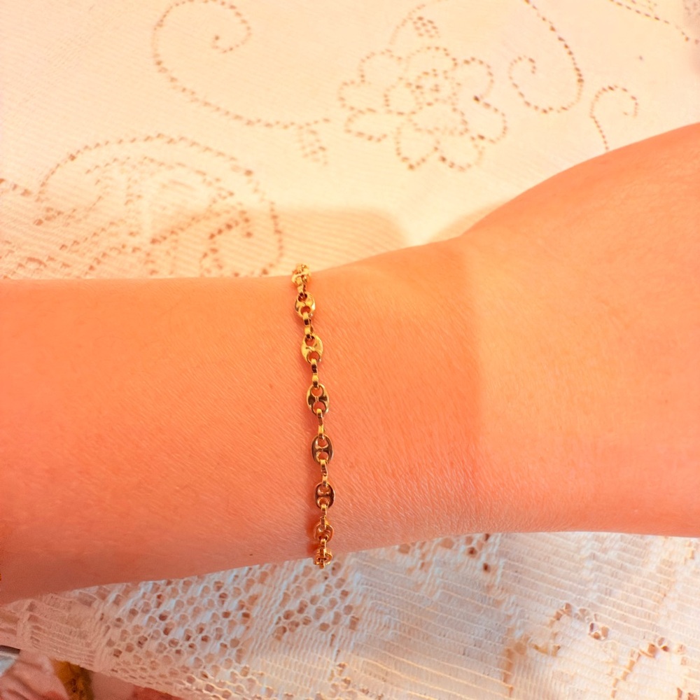 The stamp "14KGO Elegant Gold Chain Bracelet length 9.5 inches